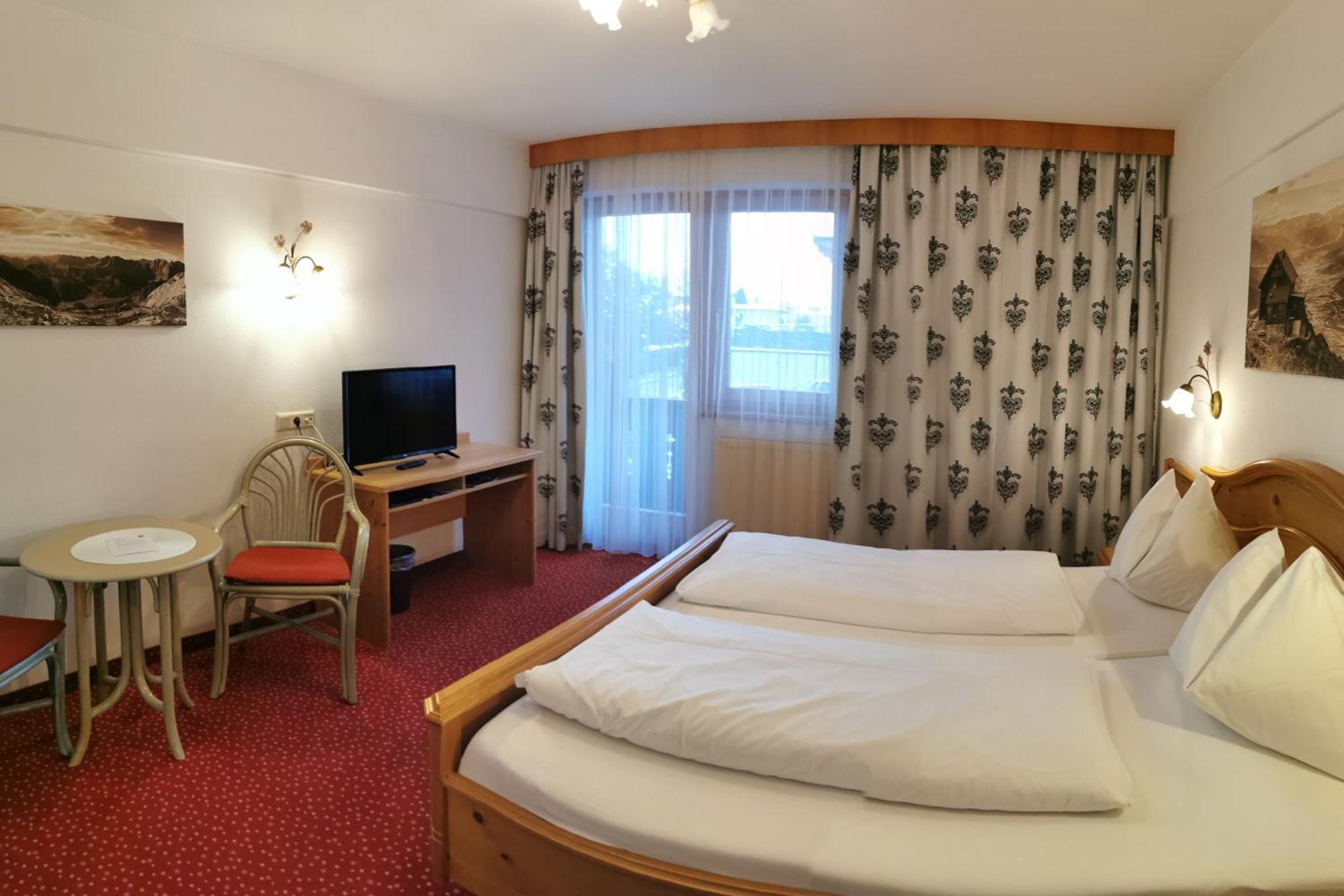 Hotel Landhaus Zillertal Fuegen Exterior photo