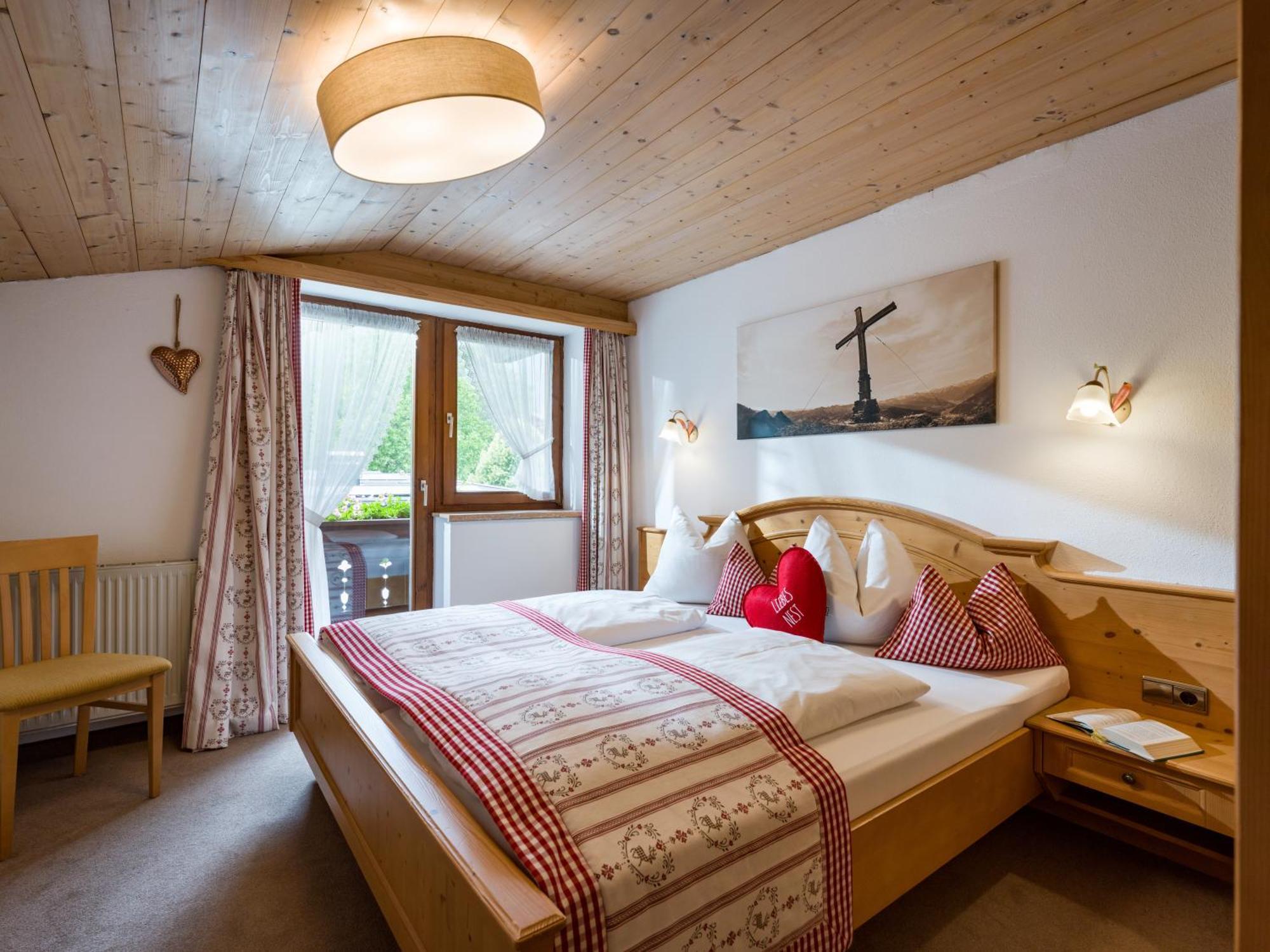 Hotel Landhaus Zillertal Fuegen Exterior photo