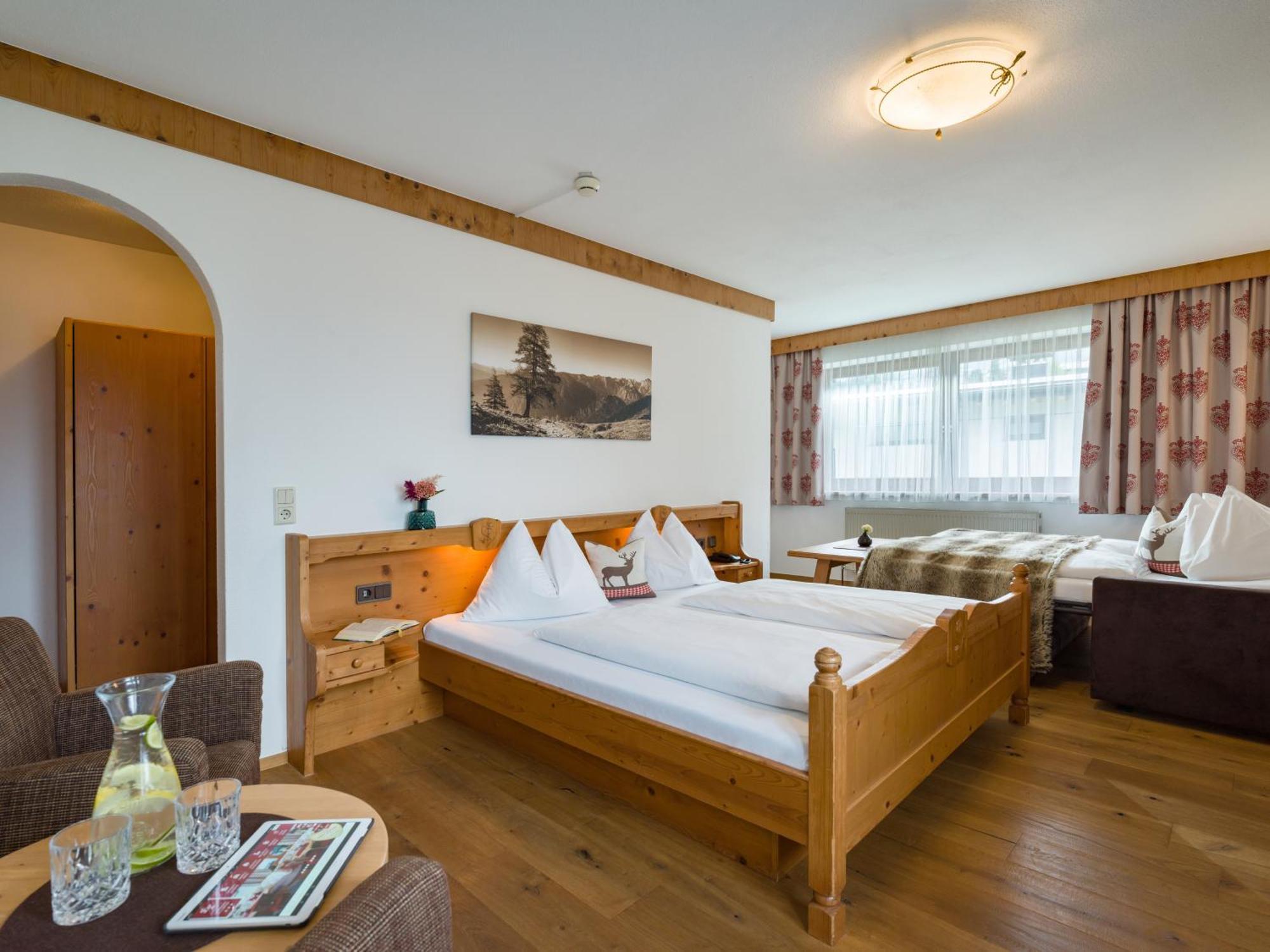 Hotel Landhaus Zillertal Fuegen Exterior photo