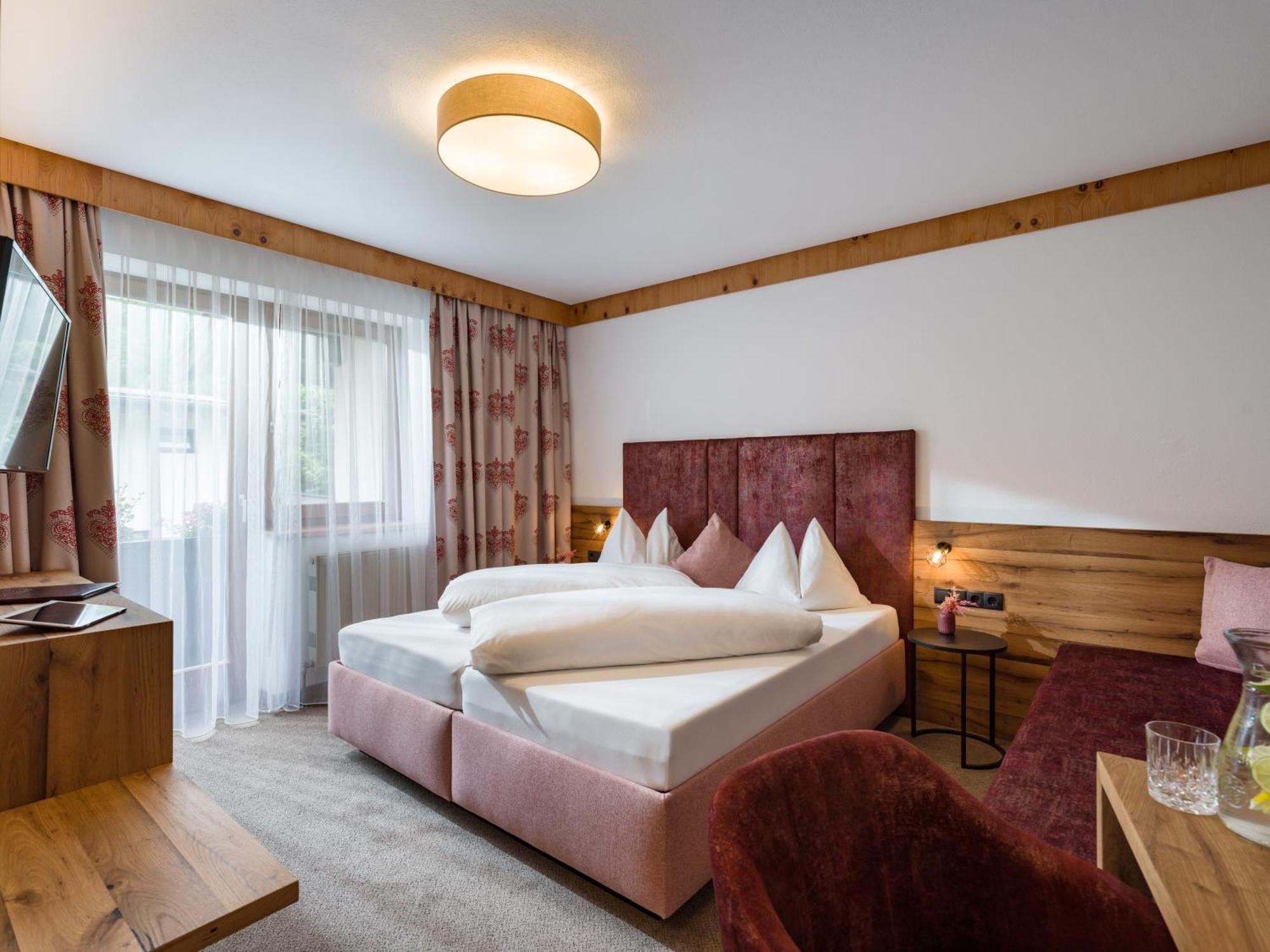 Hotel Landhaus Zillertal Fuegen Exterior photo